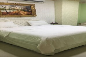 行政套房 | 办公桌、免费 WiFi、床单