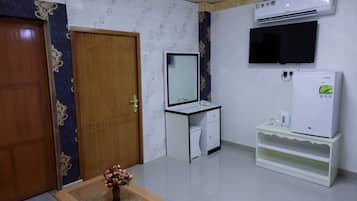 Executive Suite | 1 bedroom, desk, free WiFi, bed sheets