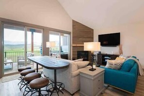 Televisión y chimenea 