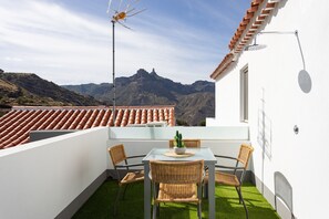 Outdoor dining - Casa Evaristo with Roque Nublo view (Tejeda)