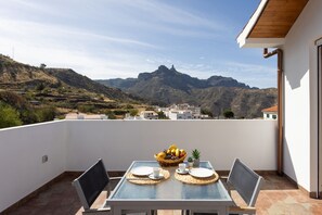 Outdoor dining - Casa Maria with Roque Nublo view (Tejeda)