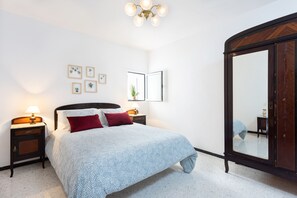 Tabla de planchar con plancha, wifi gratis y ropa de cama 