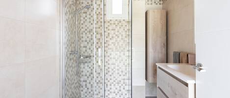 Shower, hair dryer, towels