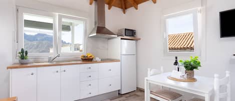 Réfrigérateur, micro-ondes, plaque de cuisson, cafetiÚre/bouilloire