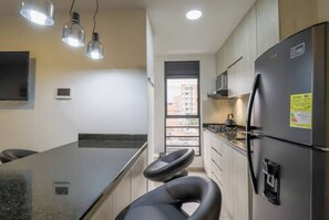 Kühlschrank, Mikrowelle, Herdplatte, Wasserkocher