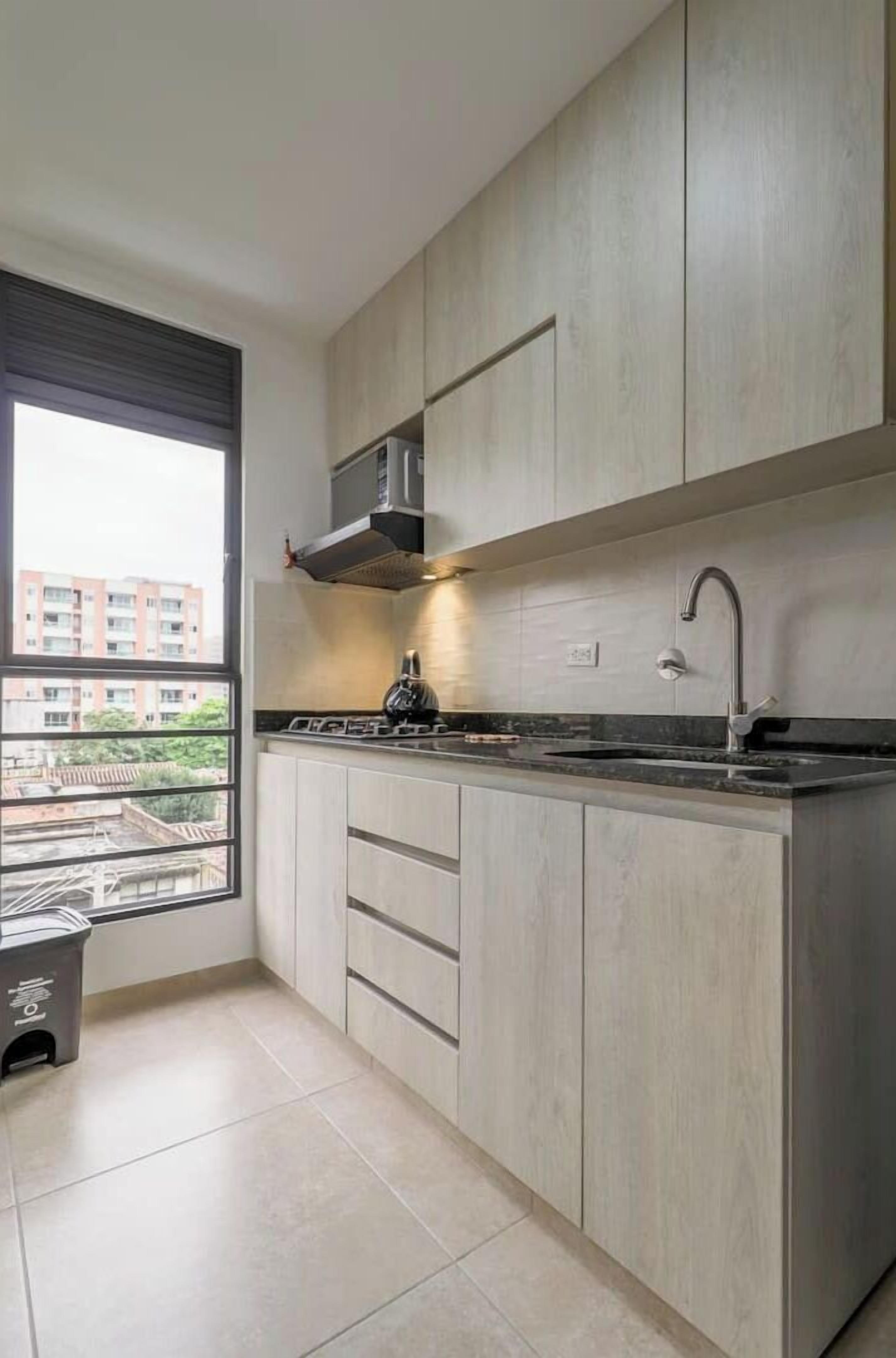 Kühlschrank, Mikrowelle, Herdplatte, Wasserkocher