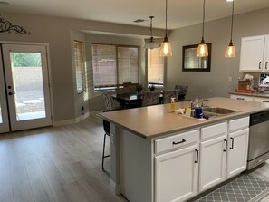 Frigorifero, microonde, forno, piano cottura