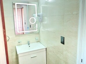 Ducha, secador de pelo, toallas