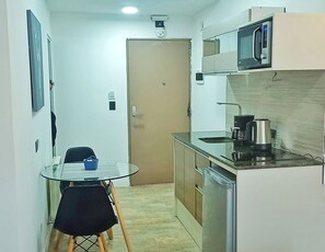 Kühlschrank, Mikrowelle, Wasserkocher mit Kaffee-/Teezubehör