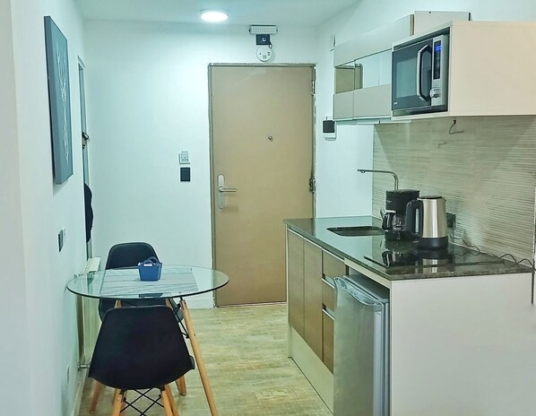 Refrigerador, microondas, cafetera/tetera, tetera/pava eléctrica