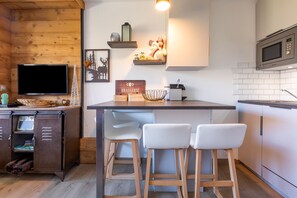 Studio, Ensuite, Mountain View ( -NECOU 306) | Dining room - Résidence Le Necou - Les Ménuires (Les Belleville)