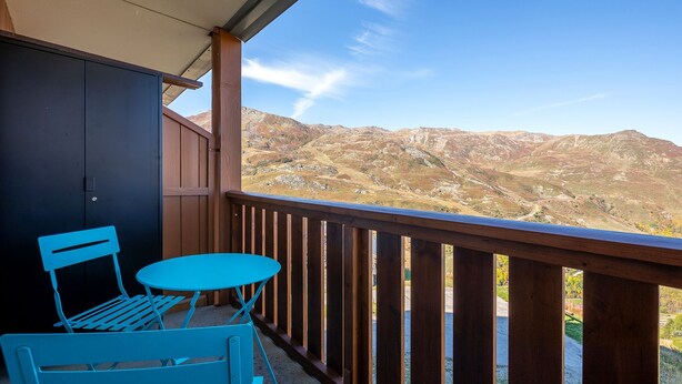 A balcony with a view of a mountainous landscape. - Résidence Le Necou - Les Ménuires (Les Belleville)