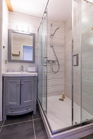 Studio, Ensuite, Mountain View ( -NECOU 306) | Bathroom | Shower - Résidence Le Necou - Les Ménuires (Les Belleville)