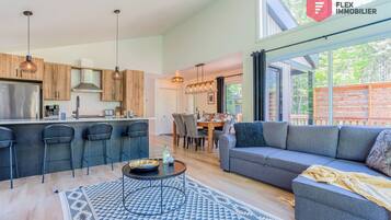 Una Smart TV, una chimenea, un reproductor estéreo