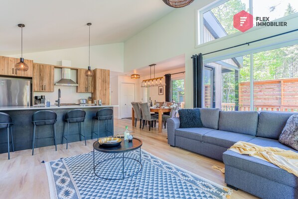 Smart TV, fireplace, stereo