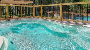 Una piscina al aire libre, una piscina climatizada