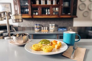 Dining - Downtown Mountain-View Executive King Suite. Kitchen, Hot Tub & Free Breakfast! (Juneau)