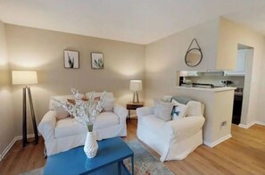 Living area - Cozy Bright Colored 2 BDR Hideaway in The Triangle (Durham)