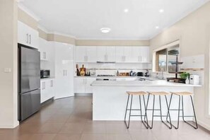Fridge, microwave, oven, stovetop - LOTUS House (Point Lonsdale)
