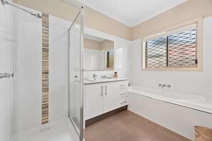 Bathroom - LOTUS House (Point Lonsdale)