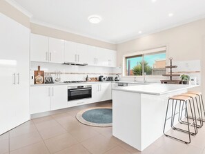 Fridge, microwave, oven, stovetop - LOTUS House (Point Lonsdale)
