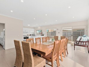 Dining - LOTUS House (Point Lonsdale)