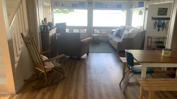 Deluxe Cottage | Living area