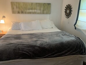 Deluxe Cottage | 2 bedrooms, premium bedding, down duvets, free WiFi - West Lake Cottage (Prince Edward)