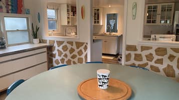 Deluxe Cottage | Private kitchen | Full-sized fridge, microwave, oven, stovetop