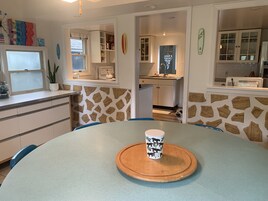 Refrigerador con freezer, microondas, horno, placa de cocina