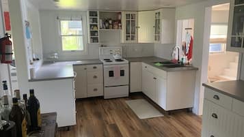 Deluxe Cottage | Private kitchen | Full-sized fridge, microwave, oven, stovetop