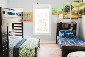 3 bedrooms, desk, iron/ironing board, free WiFi