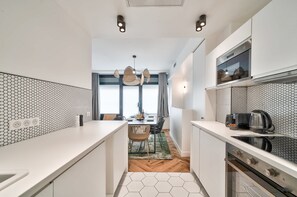 Refrigerador, microondas, horno y cafetera y tetera 