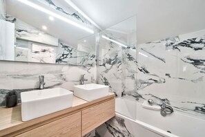 Bathtub, hair dryer, towels, shampoo - Splendid apartment for 6 near Montmartre (Paris)