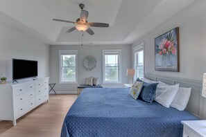5 bedrooms, desk, iron/ironing board, travel cot