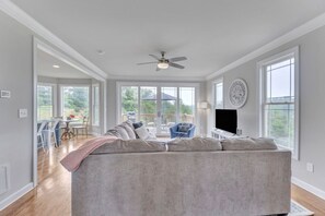 Smart TV, stereo, offices