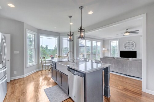 Clean family-friendly 5BR in the HEART of Virginia`s Wine Country -- Amazing views, basement game room, new outdoor patio