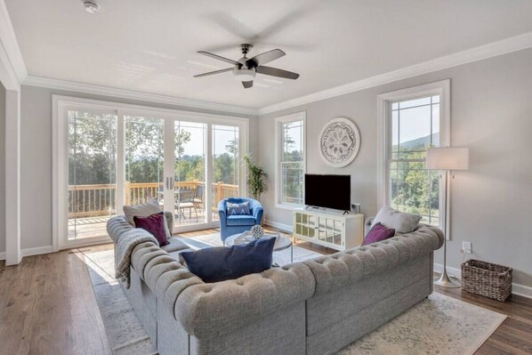 Smart TV, stereo, offices