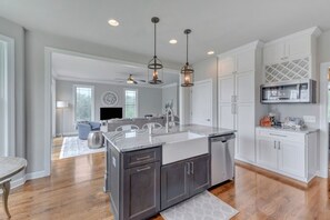 Interior - Clean family-friendly 5BR in the HEART of Virginia`s Wine Country -- Amazing views, basement game room, new outdoor patio (Afton)