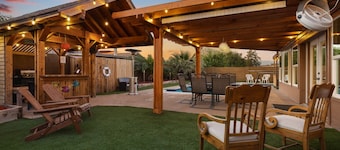 Unique Oasis: Large Pool & Spa