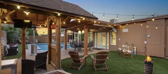 Unique Oasis: Large Pool & Spa