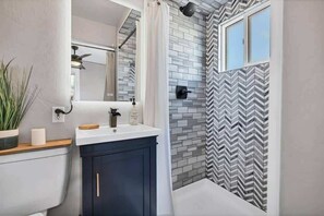 Badewanne, Haartrockner, Handtücher, Shampoo