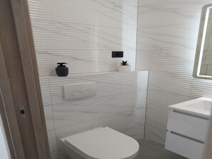 Baignoire, sĂšche-cheveux, serviettes fournies