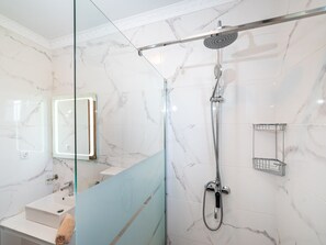 Badewanne, Haartrockner, Handtücher