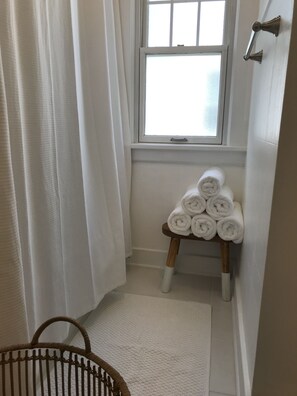 Duschwanne, Handtücher, Seife, Toilettenpapier