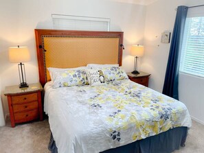 2 sovrum, skrivbord, strykjärn/strykbräda och resesäng