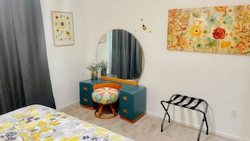 2 slaapkamers, een bureau, een strijkplank/strijkijzer, reisbedje