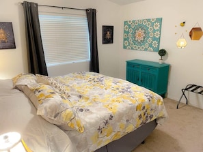 2 bedrooms, desk, iron/ironing board, travel cot - Honeybee Hive - Hot Tub - BBQ - 8 minutes to Bass Lake - Sleeps 6 (North Fork)