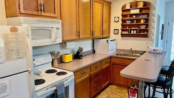 Een koelkast, een magnetron, een oven, een kookplaat