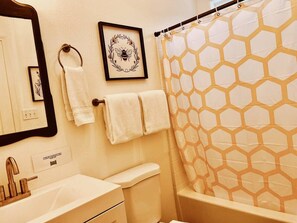 Badkar, hårtork och handdukar